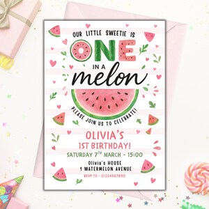Puede incluir: Una invitación de cumpleaños con temática de sandía en rosa y blanco. El texto dice "Our Little Sweetie is ONE in a melon." Incluye el nombre, la fecha, la hora y la dirección de la cumpleañera. Decorada con rodajas de sandía, corazones y hojas.