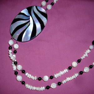 1970s Lee Sands mother of pearl inlay, onyx 2 strand necklace