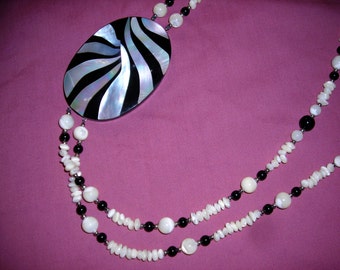 1970s Lee Sands mother of pearl inlay, onyx 2 strand necklace