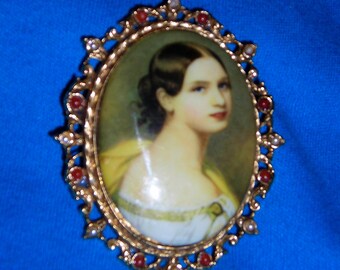 1970s ART gold tone cameo pin