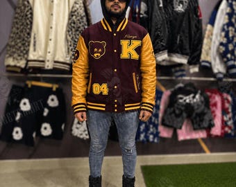 Giacca stile college vintage con orso, giacca da letteraman in lana e pelle bordeaux e gialla, stile streetwear unisex, bomber retrò