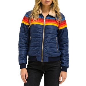 Retro regnbågsrandig täckjacka för kvinnor – Marinblå quiltad vinterjacka med sherpakrage – Beskuren bomberjacka i vintagestil från 70-talet