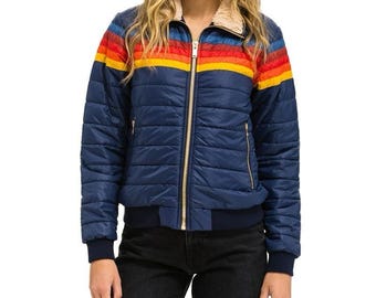 Giacca imbottita retrò a righe arcobaleno da donna – Cappotto invernale trapuntato blu navy con collo in sherpa – Giubbotto bomber corto in stile vintage anni '70
