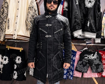 Cappotto in denim nero con cappuccio stile Devil May Cry 5 da uomo, cappotto lungo gotico stile biker, giacca trapuntata con spalle, cappotto invernale ispirato al cosplay.