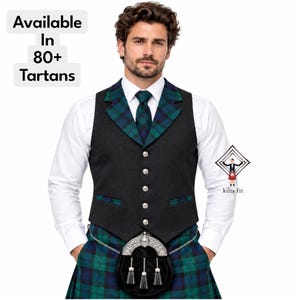 Può includere: Un gilet grigio antracite con risvolto in tartan verde e blu e cravatta abbinata, indossato sopra una camicia bianca a maniche lunghe con kilt in tartan verde e blu e uno sporran nero con dettagli argentati. Testo Available In 80+ Tartans e kilts fit.