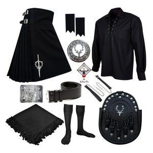 Puede incluir: Un conjunto completo de kilt escocés negro, que incluye un kilt, camisa, sporran, cinturón, medias y accesorios. El kilt presenta herrajes plateados y un emblema decorativo. El sporran tiene un emblema de ciervo. La camisa tiene un frente con cordones.