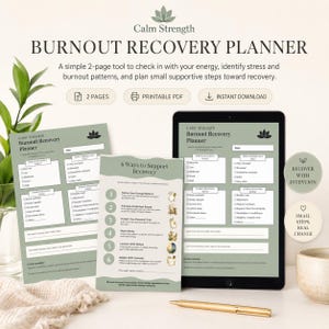 Könnte beinhalten: Ein digitaler Burnout-Recovery-Planer auf einem Tablet und gedrucktem Papier mit salbeigrünen Akzenten und Texten wie Calm Strength, Burnout Recovery Planner und 6 Ways to Support Recovery sowie einem goldenen Stift auf weißem Untergrund.