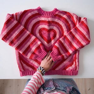 Puede incluir: Un letrero de madera rústico con el texto "Welcome to our home" en un estilo manuscrito. El letrero presenta un acabado envejecido y un diseño simple y acogedor, ideal para la decoración de la entrada.