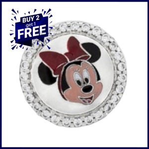 K&ouml;nnte beinhalten: Ein runder, silberfarbener Charm-Anh&auml;nger mit einem Minnie Mouse-Design, das eine rote Schleife und ein rosa Gesicht zeigt. Der Charm ist von einem Ring aus klaren Kristallen umgeben. Der Text "BUY 2 get 1 FREE" ist ebenfalls enthalten.