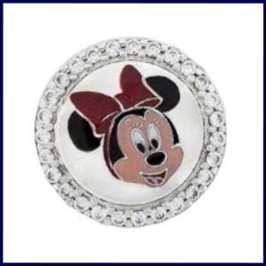 K&ouml;nnte beinhalten: Ein runder, silberfarbener Charm-Anh&auml;nger mit einem Cartoon-Bild von Minnie Mouse. Das Design zeigt Minnie's Gesicht in Rosa, Schwarz und Rot auf wei&szlig;em Hintergrund. Der Rand ist mit kleinen, klaren Kristallen besetzt.