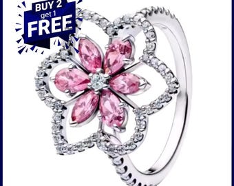 Anillo de plata con detalles de flores y diamantes de imitación.