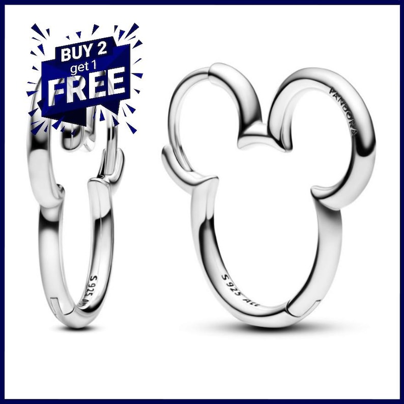 Op de afbeelding: Een paar zilverkleurige oorringen in de vorm van Mickey Mouses hoofd. De oorbellen zijn gemarkeerd met "S925 ALE" en "Pandora". Een blauwe banner met de tekst "BUY 2 get 1 FREE" staat in de linkerbovenhoek.