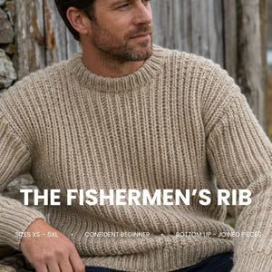 Puede incluir: Un suéter beige de manga larga con textura de punto acanalado vertical y cuello redondo. La imagen presenta el texto THE FISHERMEN'S RIB, SIZES XS - 5XL, CONFIDENT BEGINNER y BOTTOM UP - JOINED PIECES impreso sobre la prenda.