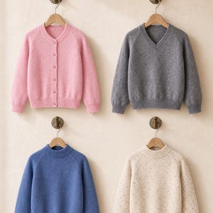Peut inclure: Quatre pulls en tricot à manches longues suspendus sur des cintres en bois. En haut à gauche, un gilet rose boutonné. En haut à droite, un pull gris à col en V. En bas à gauche, un pull bleu à col montant. En bas à droite, un pull crème texturé.