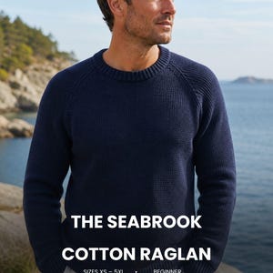 Peut inclure: Un pull raglan en coton bleu marine avec un col rond et un motif en tricot texturé. Le texte sur l'image indique : THE SEABROOK COTTON RAGLAN, SIZES XS - 5XL, BEGINNER, Men's Classic Cotton Crew-Neck Jumper, LARGE PRINT EDITION.
