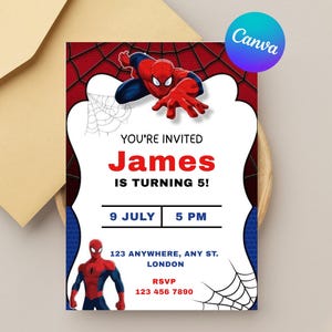 Op de afbeelding: Een rechthoekige verjaardagsuitnodiging met een rood-blauwe superheld, spinnenwebpatronen en de tekst: YOU'RE INVITED, James IS TURNING 5!, 9 JULY, 5 PM, 123 ANYWHERE, ANY ST. LONDON, RSVP 123 456 7890, inclusief een beige envelop.