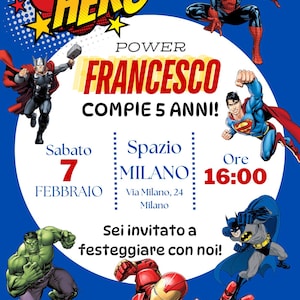 Può includere: Un invito di compleanno a tema supereroi blu con personaggi dei fumetti come Spider-Man, Superman e Batman. L'invito dice "FRANCESCO COMPIE 5 ANNI!" e include la data, l'ora e il luogo.