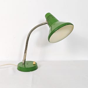 Lámpara de escritorio verde con cuello de cisne: Iluminación industrial vintage, Yugoslavia