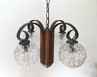 Vintage Mid Century Modern Kronleuchter / 4 armige Hängelampe mit strukturierten Glaskugeln / Eisen & Holz Hängeleuchte, Jugoslawien 1960er Jahre