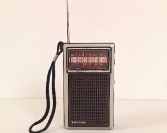 Sanyo RP 5055 AM FM 2 Band Retro Radio aus den 70-er Jahren seltene Vintage Elektronik Sammlerstück Oldschool Sound und Musik tragbares Retro Audio