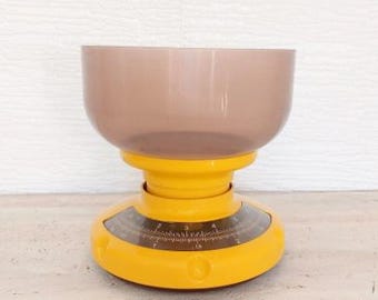 Vintage gelbe Küchenwaage, analoge Retrowaage, kleine kochende Waage
