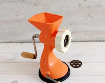 Vintage manuelle Fleischmühle, Retro Handkurbelmühle, orange Küchenmühle, altes jugoslawisches Küchenwerkzeug, Bauernhaus-Küchendekor