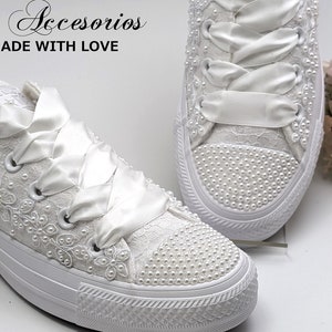 Converse de mariage blanc avec appliques et perles de cristal pour la mariée / Converse mariage blanc / chaussures Converse mariage / Converse basses perles . image 3