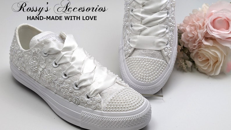 Converse de mariage blanc avec appliques et perles de cristal pour la mariée / Converse mariage blanc / chaussures Converse mariage / Converse basses perles . image 3