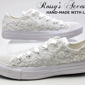 Converse de mariage blanc avec appliques et perles de cristal pour la mariée / Converse mariage blanc / chaussures Converse mariage / Converse basses perles . image 2