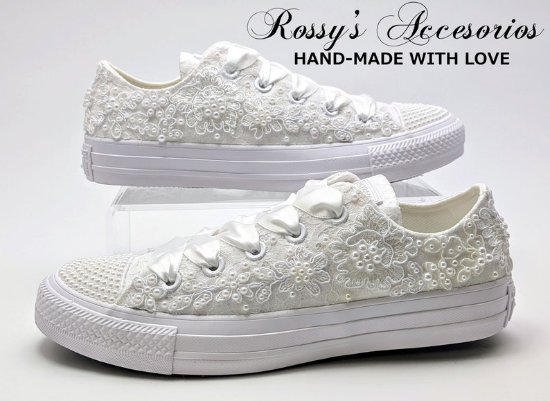 Converse de mariage blanc avec appliques et perles de cristal pour la mariée / Converse mariage blanc / chaussures Converse mariage / Converse basses perles . image 2