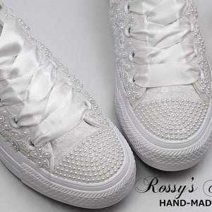 Converse de mariage blanc avec appliques et perles de cristal pour la mariée / Converse mariage blanc / chaussures Converse mariage / Converse basses perles . image 4