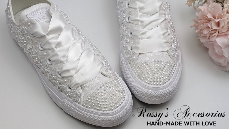 Converse de mariage blanc avec appliques et perles de cristal pour la mariée / Converse mariage blanc / chaussures Converse mariage / Converse basses perles . image 4