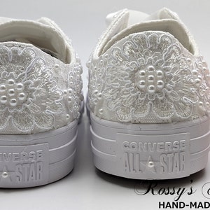 Converse de mariage blanc avec appliques et perles de cristal pour la mariée / Converse mariage blanc / chaussures Converse mariage / Converse basses perles . image 8