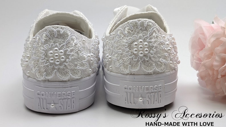 Converse de mariage blanc avec appliques et perles de cristal pour la mariée / Converse mariage blanc / chaussures Converse mariage / Converse basses perles . image 8