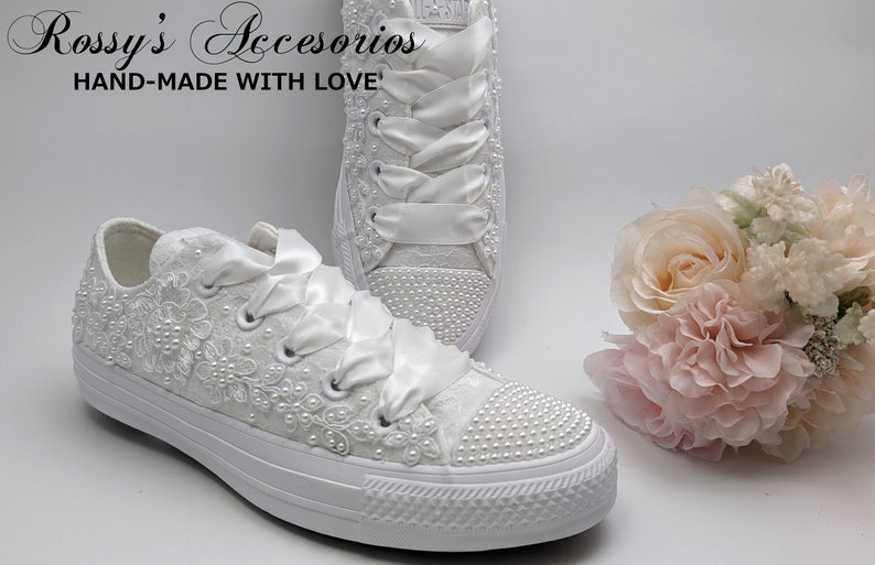 Converse de mariage blanc avec appliques et perles de cristal pour la mariée / Converse mariage blanc / chaussures Converse mariage / Converse basses perles . image 7