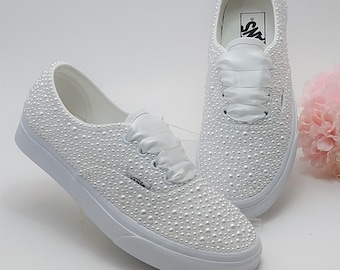 Zapatillas de boda Vans con perlas blancas y cordones / Zapatillas de boda Vans para novia / Zapatillas de boda Vans con perlas blancas / Vans auténticas para boda.