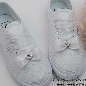 Chaussures Vans pour toute-petite fille/Converse en toile blanche avec dentelle/Baskets en dentelle blanche pour fille fleurie/Chaussures de première communion/Chaussures de baptême.