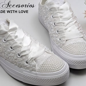 Converse de mariage blanc avec appliques et perles de cristal pour la mariée / Converse mariage blanc / chaussures Converse mariage / Converse basses perles . image 6