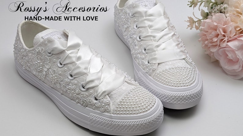 Converse de mariage blanc avec appliques et perles de cristal pour la mariée / Converse mariage blanc / chaussures Converse mariage / Converse basses perles . image 6