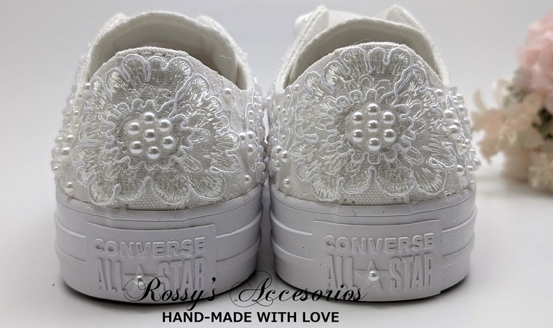 Converse de mariage blanc avec appliques et perles de cristal pour la mariée / Converse mariage blanc / chaussures Converse mariage / Converse basses perles . image 5