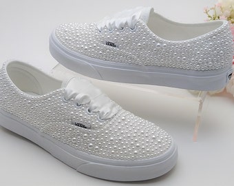 Zapatillas de boda Vans con perlas blancas y cordones / Zapatillas de boda Vans para novia / Zapatillas de boda Vans con perlas blancas / Vans auténticas para boda.