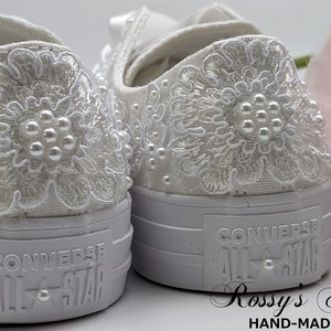 Converse de mariage blanc avec appliques et perles de cristal pour la mariée / Converse mariage blanc / chaussures Converse mariage / Converse basses perles . image 1