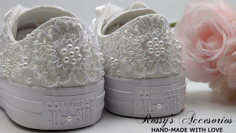 Converse de mariage blanc avec appliques et perles de cristal pour la mariée / Converse mariage blanc / chaussures Converse mariage / Converse basses perles . image 1