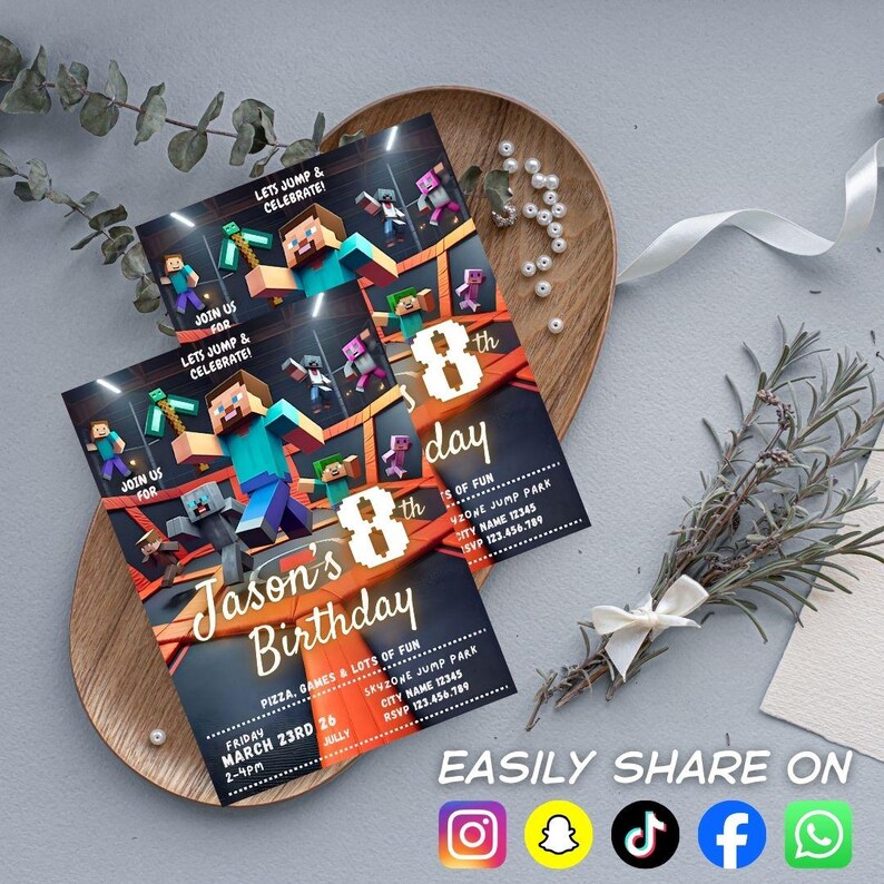 Puede incluir: Dos invitaciones de cumplea&ntilde;os con tem&aacute;tica de Minecraft. Las invitaciones presentan el texto "Jason's Birthday" y "8th". Las invitaciones est&aacute;n sobre una bandeja de madera con elementos decorativos e iconos de redes sociales.