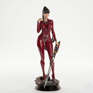 Puede incluir: Figura detallada de una mujer con un traje rojo brillante y ajustado, sosteniendo una espada grande. La figura tiene cabello oscuro y posa sobre una base decorativa. La espada tiene detalles dorados y azules.