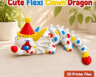 Könnte beinhalten: Eine weiße, bewegliche Drachenfigur mit rotem Clownshut, gelben Hörnern sowie blauen und roten Punkten. Oben steht der Text "Cute Flexi Clown Dragon" und unten in einem Kasten "3D Printer Files (STL and Pre Painted 3MF File included)".
