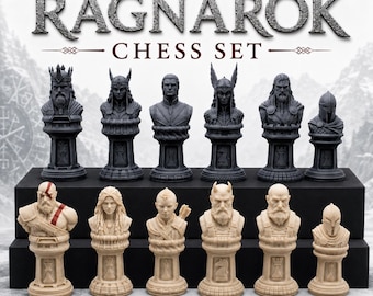 Könnte beinhalten: Ein Ragnarök-Schachspiel mit zwei Reihen aus je sechs detaillierten Charakter-Büsten als Schachfiguren. Die obere Reihe zeigt dunkelgraue Figuren, die untere Reihe besteht aus hellbeigen Figuren auf jeweils einem zylindrischen Sockel.