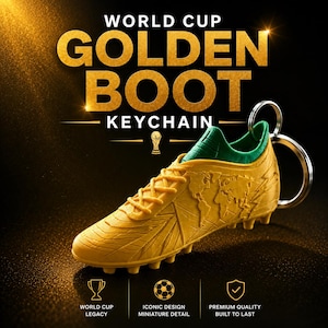 Könnte beinhalten: Ein goldener Fußballschuh-Schlüsselanhänger mit einer Weltkarten-Reliefdarstellung an der Seite und einem grünen Kragen. Der Text lautet WORLD CUP GOLDEN BOOT KEYCHAIN, WORLD CUP LEGACY, ICONIC DESIGN MINIATURE DETAIL und PREMIUM QUALITY BUILT TO LAST.