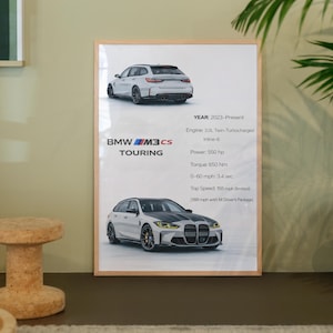 Puede incluir: Impresión enmarcada con dos imágenes de un BMW M3 CS Touring blanco. La impresión incluye especificaciones: motor 3.0L Twin-Turbocharged Inline-6, 550 CV, par motor de 650 Nm, 0-100 km/h en 3,4 s, y una velocidad máxima de 249 km/h.