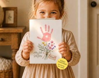 Op de afbeelding: Een witte wenskaart met een roze handafdruk aan de bovenkant die op een bloem lijkt, met daaronder een boeket aquarelbloemen. De tekst luidt Alles Liebe zum Geburtstag en bevat een klein label met de naam Emma en een hartje.